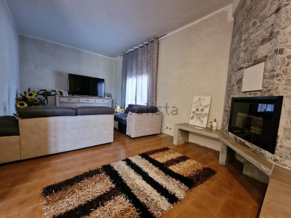 casa indipendente in vendita a Gattinara