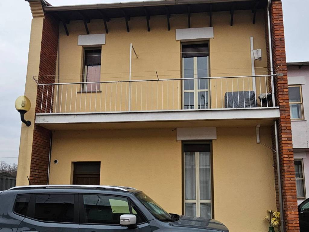 casa indipendente in vendita a Gattinara