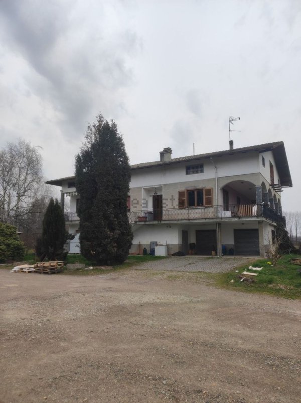 casa indipendente in vendita a Gattinara