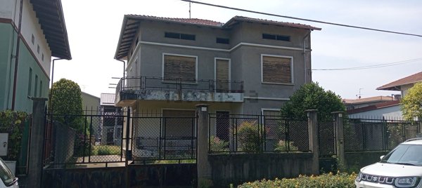 casa indipendente in vendita a Gattinara