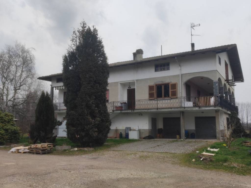 casa indipendente in vendita a Gattinara