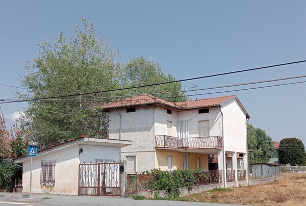 casa indipendente in vendita a Gattinara