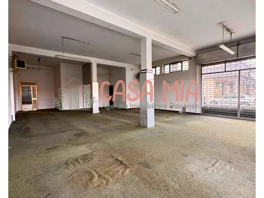 negozio in vendita ad Agazzano