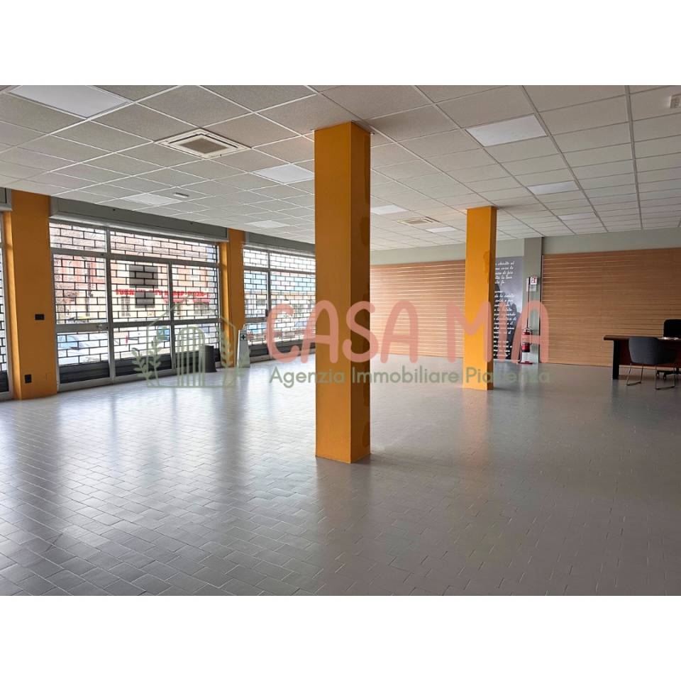 locale commerciale in vendita ad Agazzano
