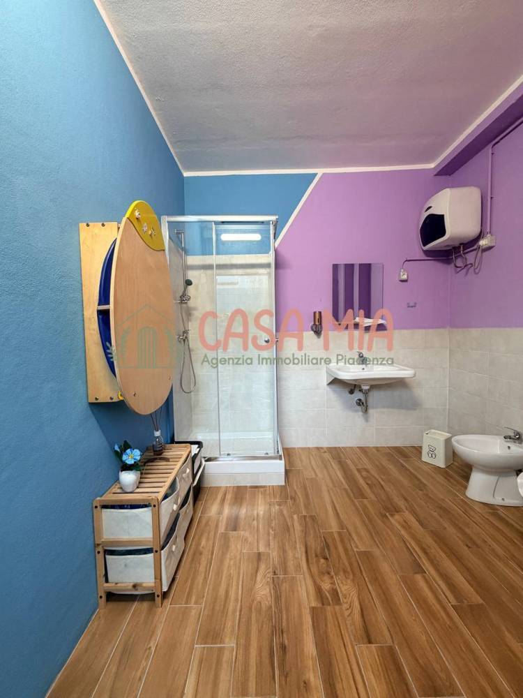 negozio in vendita ad Agazzano