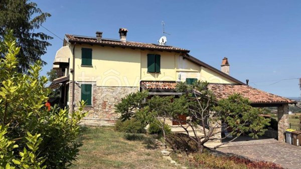 casa indipendente in vendita ad Agazzano in zona Tavernago