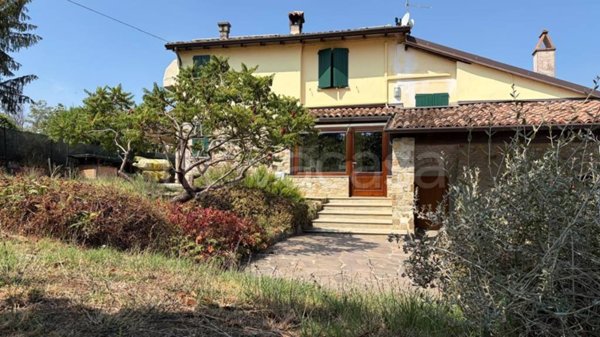 casa indipendente in vendita ad Agazzano in zona Tavernago