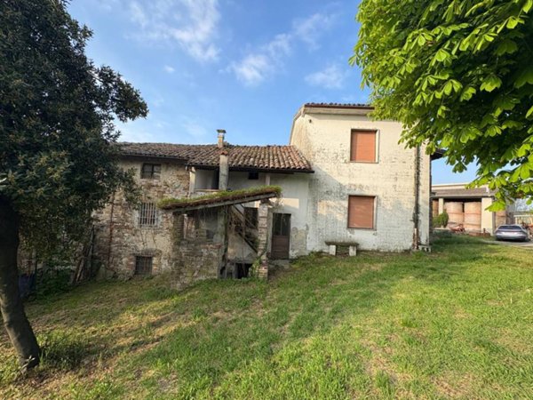 casa indipendente in vendita ad Agazzano in zona Tavernago