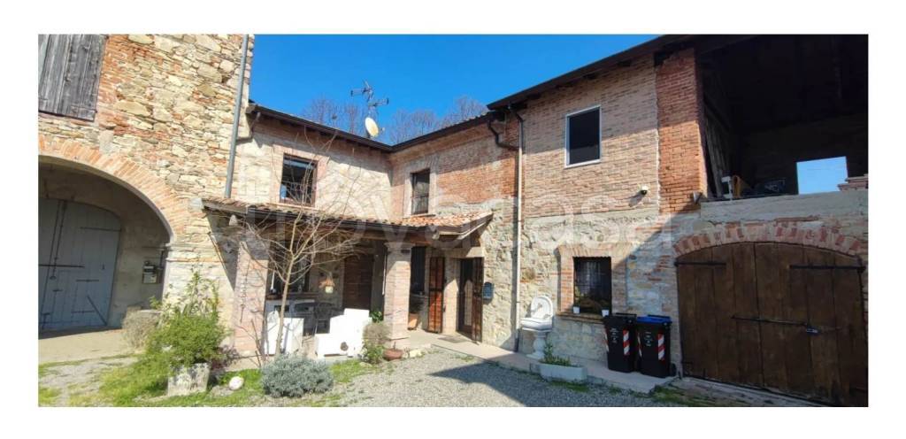 casa indipendente in vendita ad Agazzano in zona Cantone