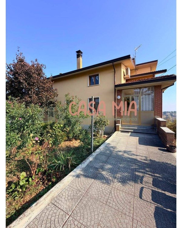 casa indipendente in vendita ad Agazzano in zona Sarturano