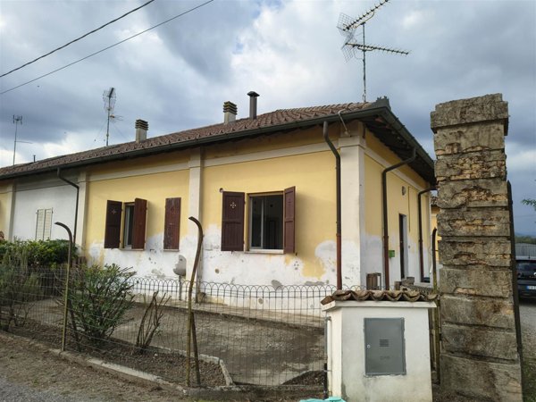 casa indipendente in vendita ad Alseno in zona Castelnuovo Fogliani
