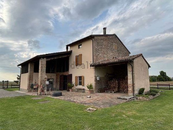 casale in vendita a Besenzone