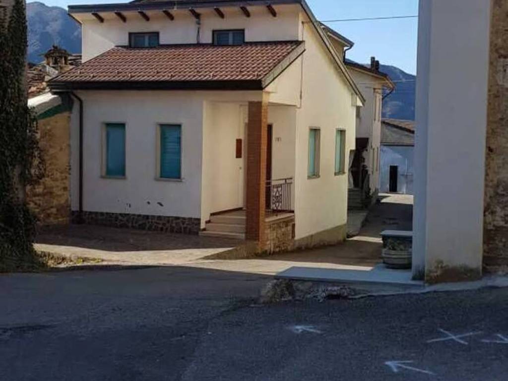 casa indipendente in vendita a Bettola