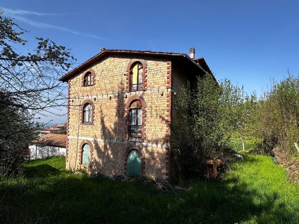 casa indipendente in vendita a Bettola in zona Leggio
