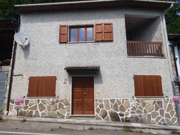 casa indipendente in vendita a Bobbio in zona Ceci