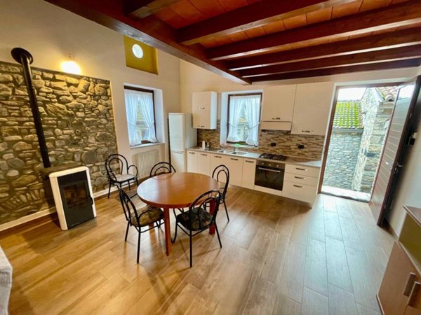 casa indipendente in vendita a Bobbio in zona Piancasale