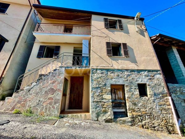 casa indipendente in vendita a Bobbio in zona Ceci