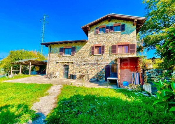 casa indipendente in vendita a Bobbio in zona Piancasale