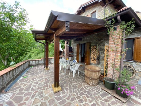 casa indipendente in vendita a Bobbio in zona Ceci