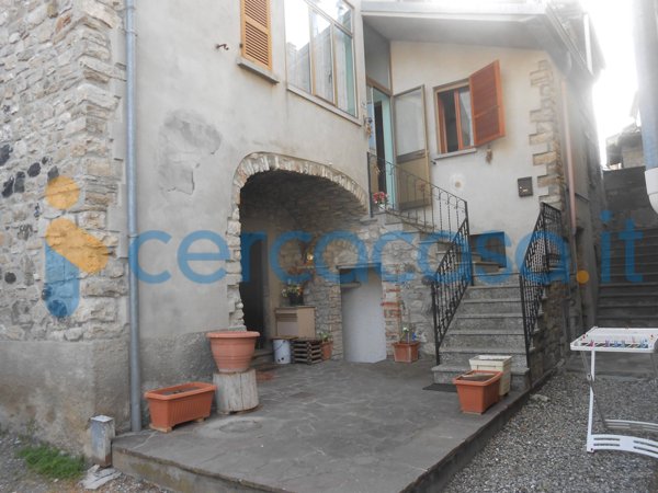 casa indipendente in vendita a Bobbio in zona Piancasale