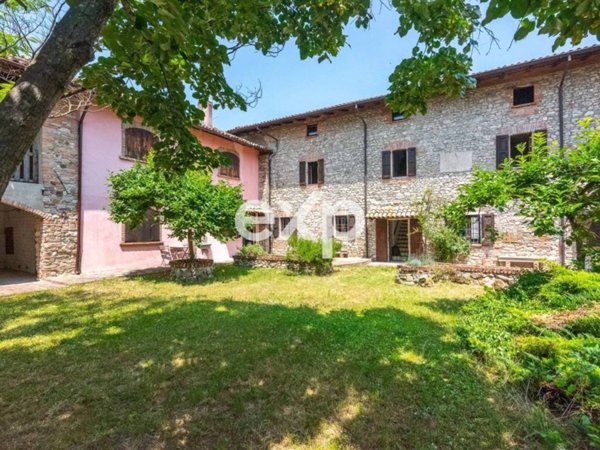 casa indipendente in vendita a Borgonovo Val Tidone