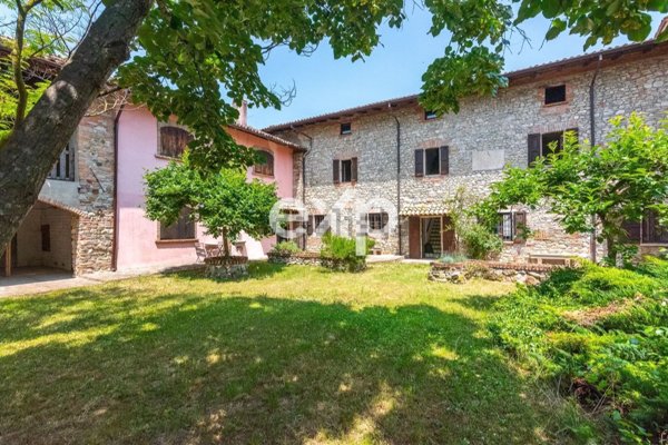 casa indipendente in vendita a Borgonovo Val Tidone