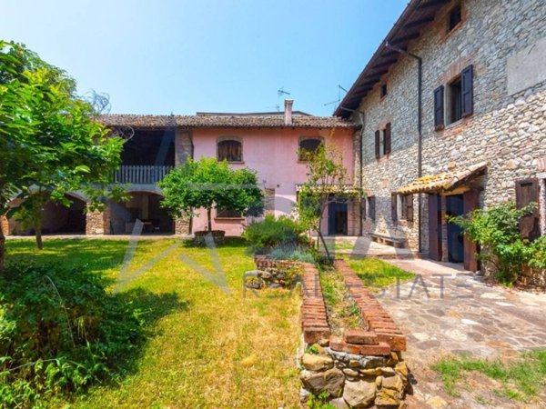 casa indipendente in vendita a Borgonovo Val Tidone in zona Fabbiano
