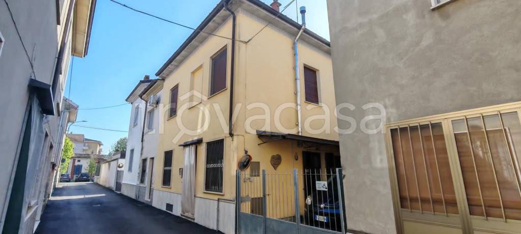 casa indipendente in vendita a Borgonovo Val Tidone