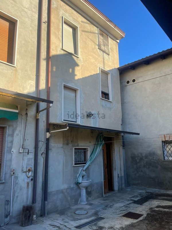 casa indipendente in vendita a Borgonovo Val Tidone