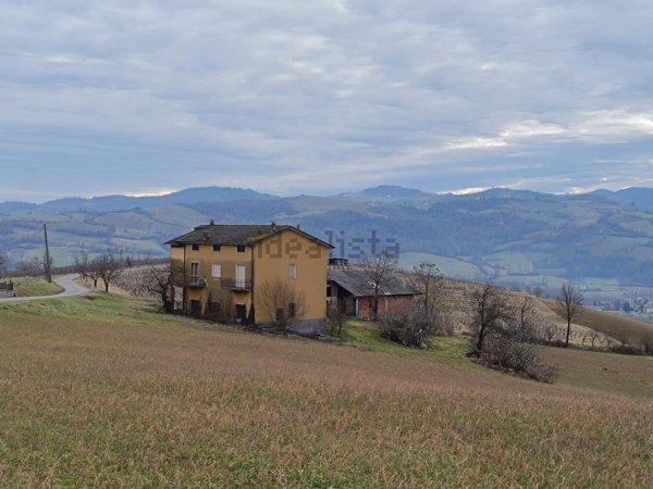 casa indipendente in vendita a Borgonovo Val Tidone