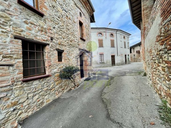 casa indipendente in vendita a Borgonovo Val Tidone in zona Corano