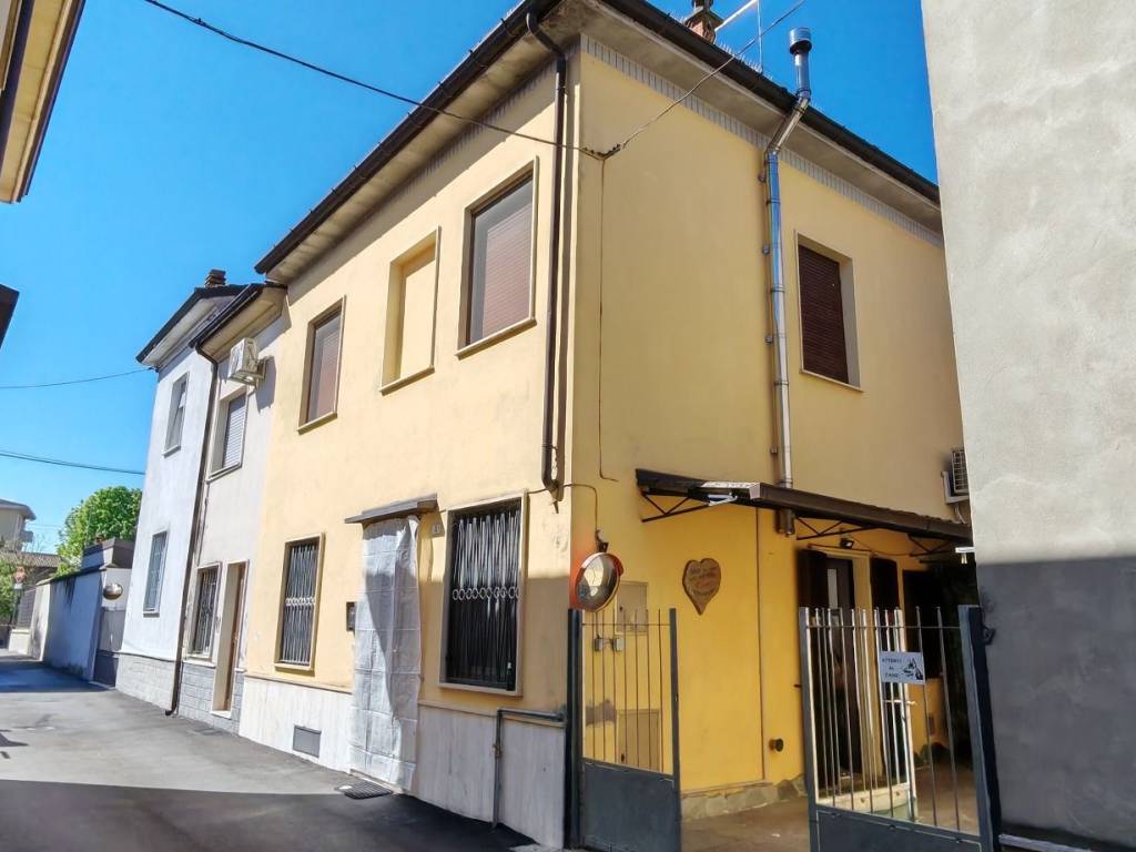 casa indipendente in vendita a Borgonovo Val Tidone