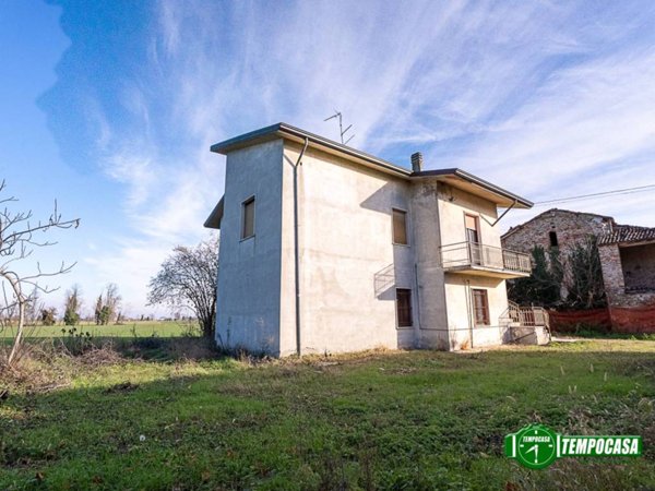 casa indipendente in vendita a Borgonovo Val Tidone in zona Fabbiano