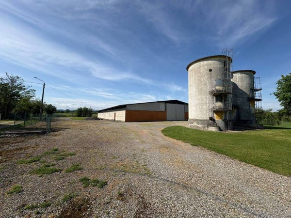 locale commerciale in vendita a Borgonovo Val Tidone