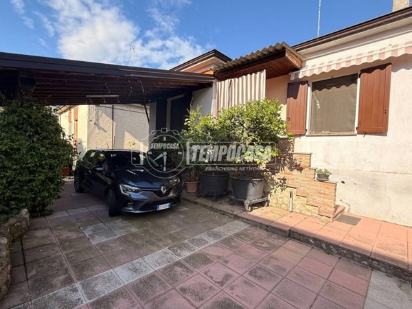 casa indipendente in vendita a Borgonovo Val Tidone