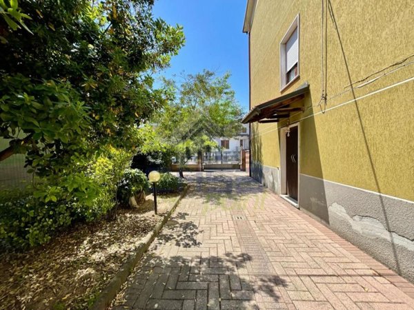 casa indipendente in vendita a Borgonovo Val Tidone