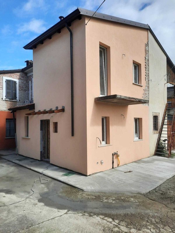casa indipendente in vendita a Borgonovo Val Tidone in zona Mottaziana