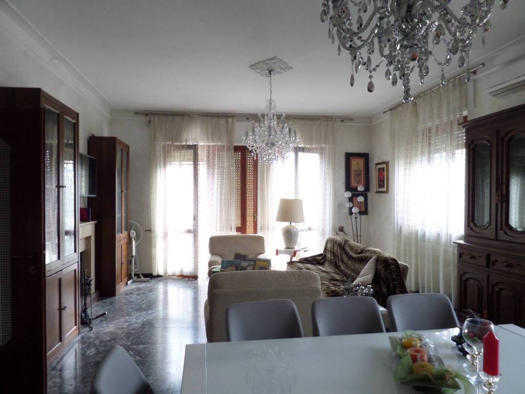 casa indipendente in vendita a Cadeo in zona Roveleto