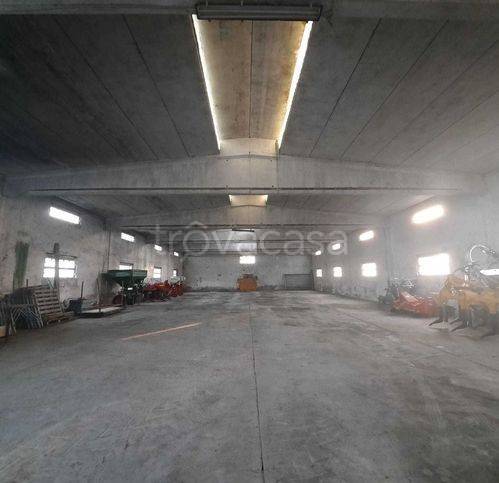 capannone in vendita a Cadeo in zona Fontana Fredda