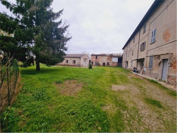 intera palazzina in vendita a Cadeo in zona Saliceto