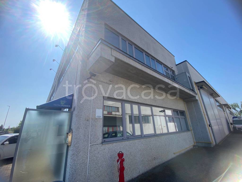 locale commerciale in vendita a Cadeo