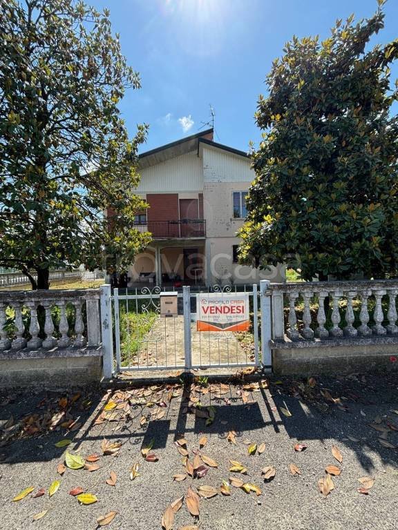 casa indipendente in vendita a Cadeo in zona Roveleto