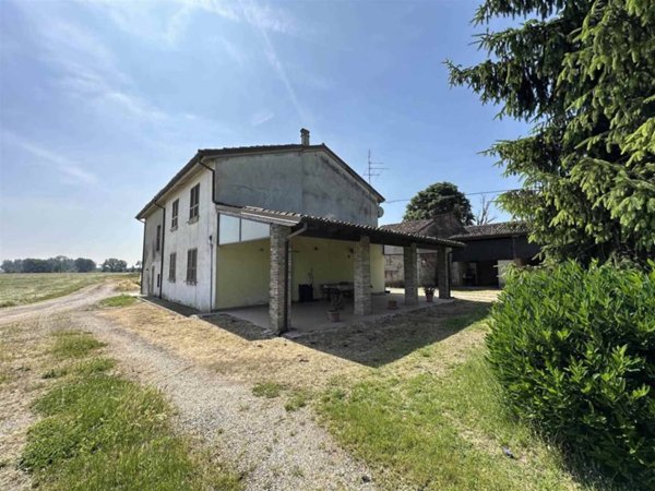 casa indipendente in vendita a Cadeo in zona Saliceto