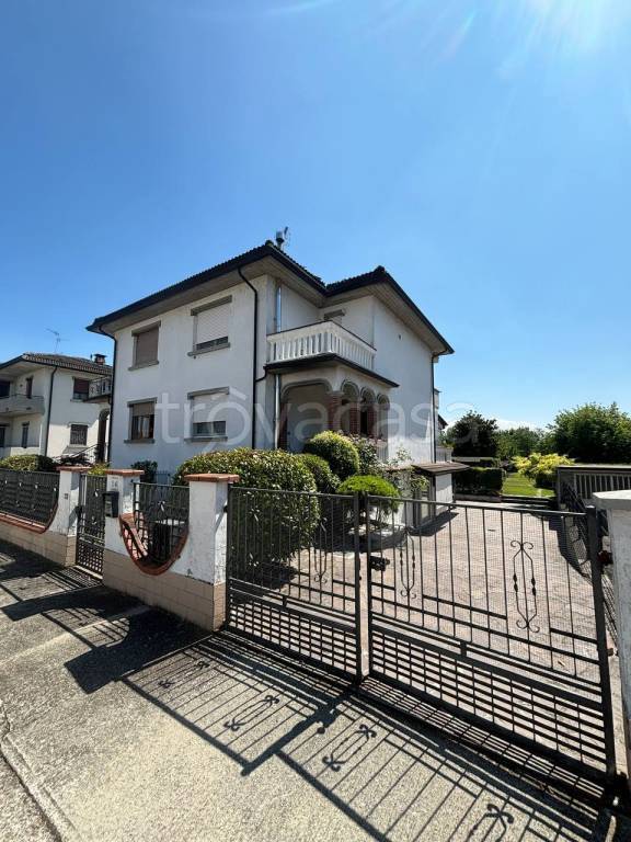 casa indipendente in vendita a Cadeo in zona Roveleto