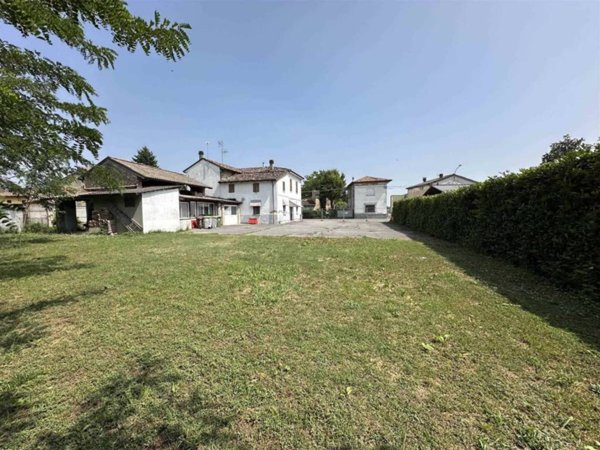 casa indipendente in vendita a Cadeo in zona Saliceto