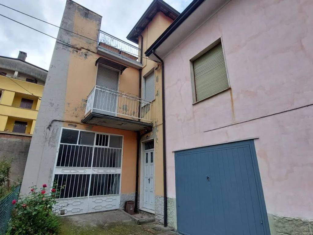casa indipendente in vendita a Cadeo in zona Roveleto