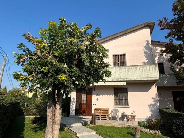 casa indipendente in vendita a Cadeo in zona Roveleto