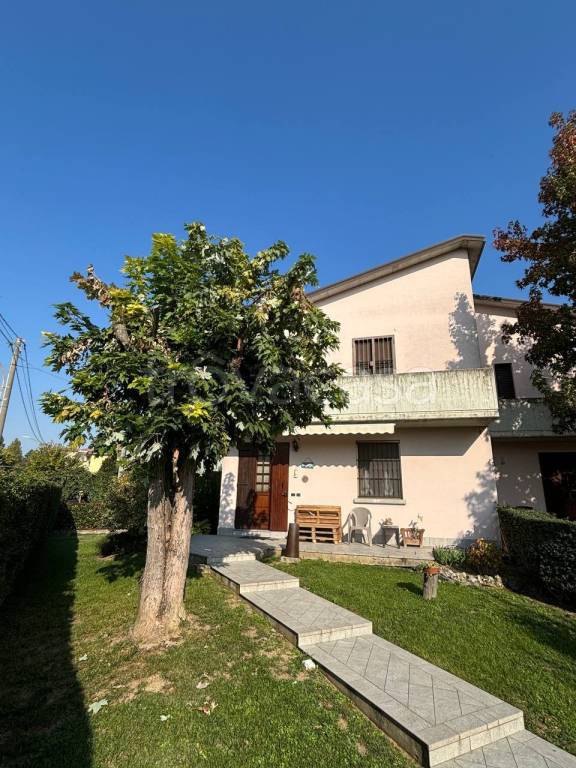 casa indipendente in vendita a Cadeo in zona Roveleto