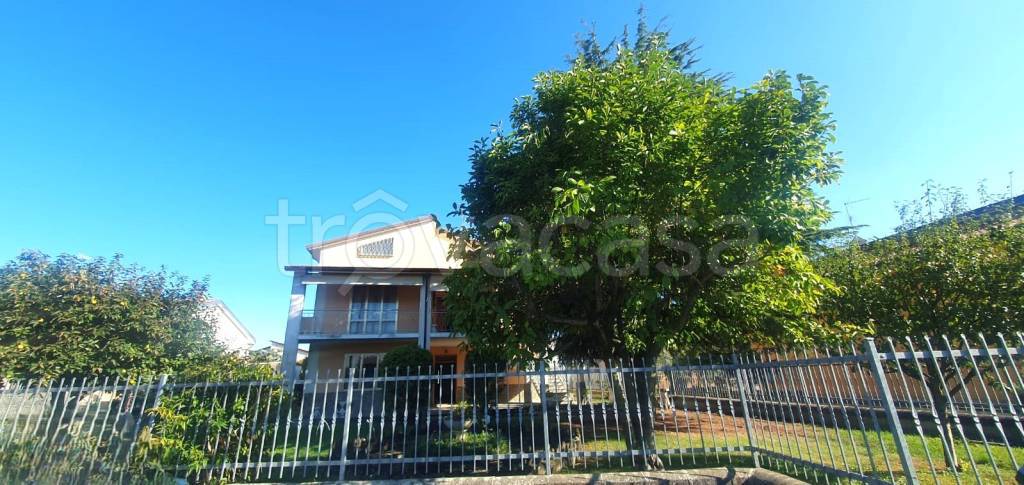 casa indipendente in vendita a Cadeo in zona Fontana Fredda