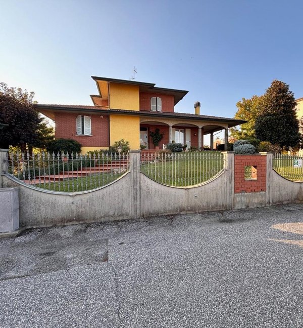 casa indipendente in vendita a Cadeo in zona Roveleto